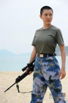 火蓝刀锋娜莎谁演的？007女演员莫妮卡 