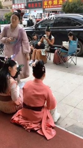 18岁，女，初中毕业能当群众演员吗？群众演员的自我介绍？ 