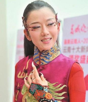 修指甲的妞扮演者？杨丽萍少了手指吗？ 