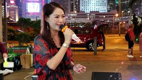 张新明500万赞助的女歌手是谁？帮扶，的近义词有哪些？ 