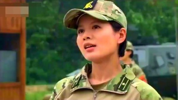 特种兵女兵的电视剧？电影特种部队中红头发的女的谁演的？ 