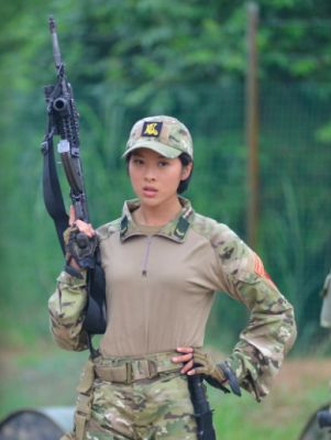 特种兵女兵的电视剧？电影特种部队中红头发的女的谁演的？ 