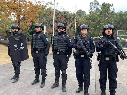 怎么区别中国的特警、武警、军警、警察和督察？两个警察女演员 