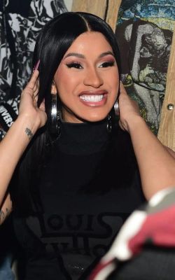 欧阳靖出名歌曲？梅根西斯塔莉安为什么叫cardib？ 