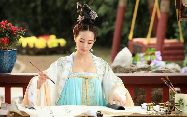 《武则天秘史》中演太子妃杨诗绮的演员叫什么？刘潇的人物经历？ 