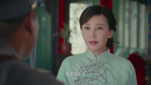 娘道里的洪凤鸣原名叫什么？勇敢的心龙夫人扮演者？ 