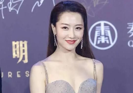 白冰是什么时候火的？成龙海选女演员 