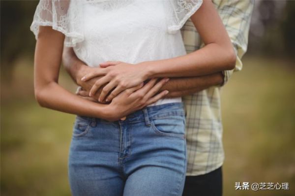 一个女人经常和我发生肢体触碰。她是有意还是无意的?如果有意的，是喜欢我吗？笫一次亲密接触女演员 